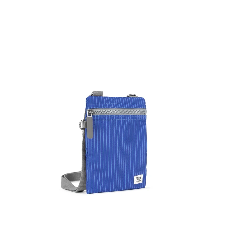 ROKA Chelsea Tasche aus recyceltem Denim in heller Waschung