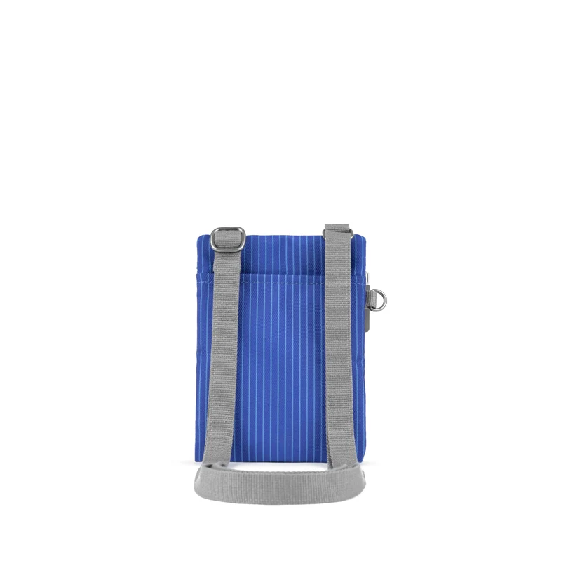 ROKA Chelsea Tasche aus recyceltem Denim in heller Waschung