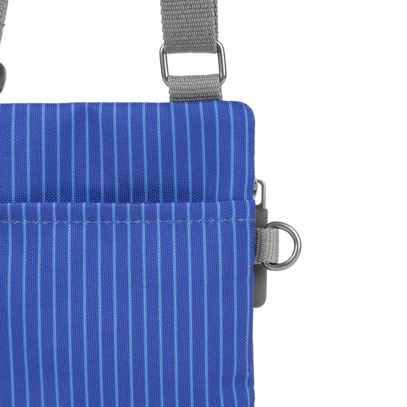 ROKA Chelsea Tasche aus recyceltem Denim in heller Waschung