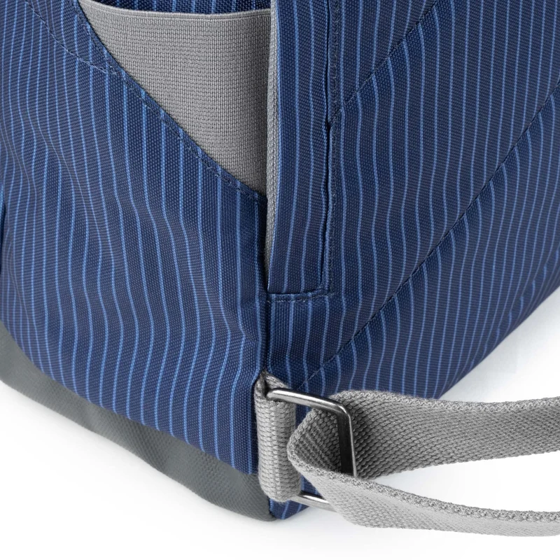 ROKA Canfield B Dunkelblaue Denim-Tasche aus recyceltem Canvas, mittelgroß