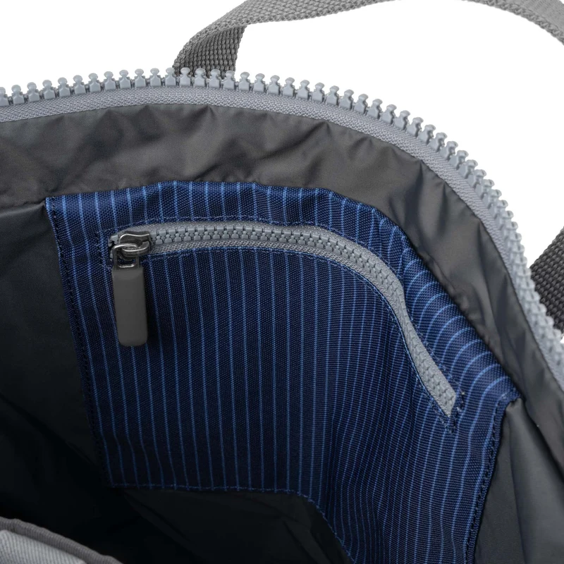 ROKA Canfield B Dunkelblaue Denim-Tasche aus recyceltem Canvas, mittelgroß