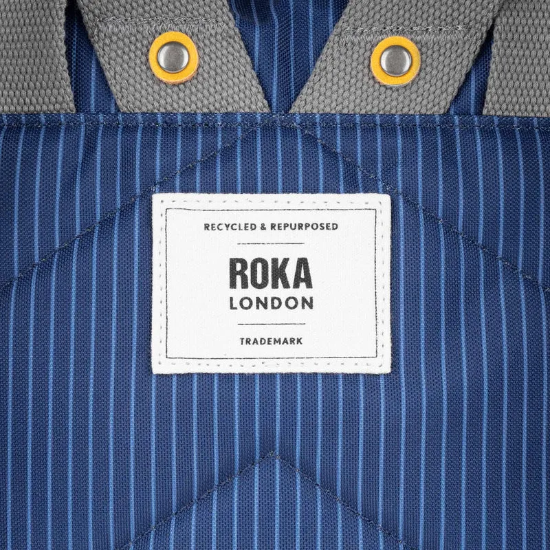 ROKA Canfield B Dunkelblaue Denim-Tasche aus recyceltem Canvas, mittelgroß