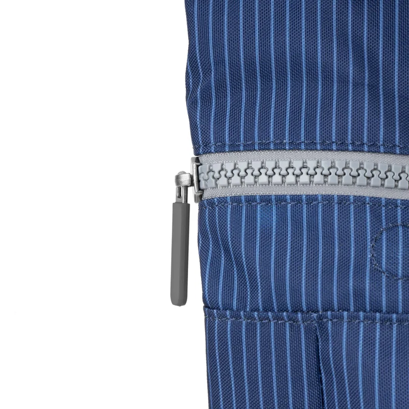 ROKA Canfield B Dunkelblaue Denim-Tasche aus recyceltem Canvas, mittelgroß