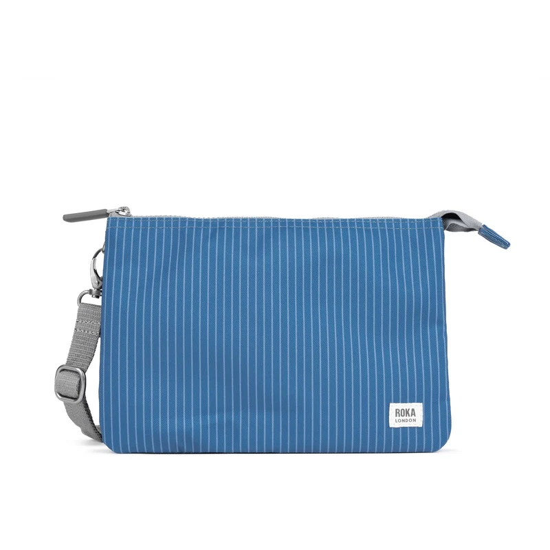 ROKA Carnaby Crossbody XL Mid Denim Wash Tasche aus recyceltem Canvas