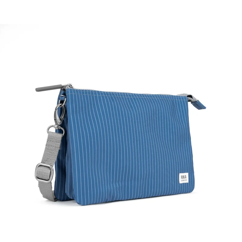 ROKA Carnaby Crossbody XL Mid Denim Wash Tasche aus recyceltem Canvas
