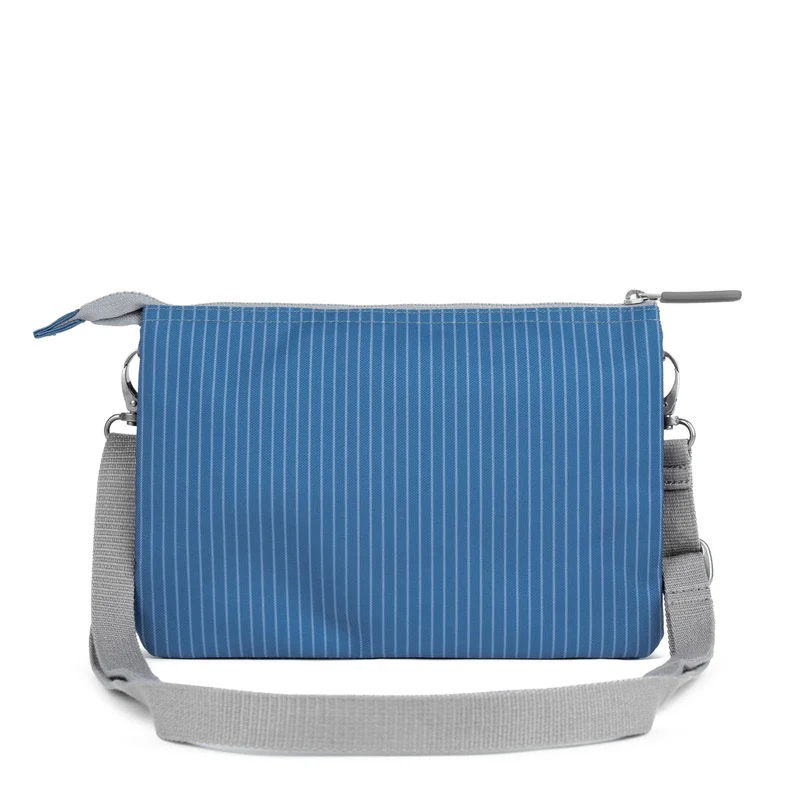 ROKA Carnaby Crossbody XL Mid Denim Wash Tasche aus recyceltem Canvas