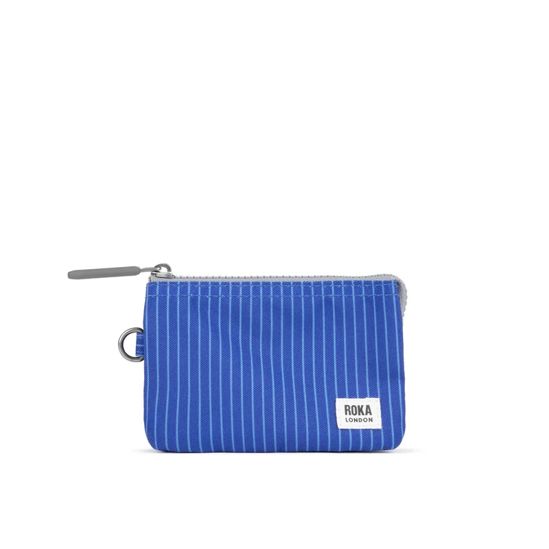 ROKA Carnaby Kleine Handtasche aus recyceltem Canvas in hellem Denim-Waschung