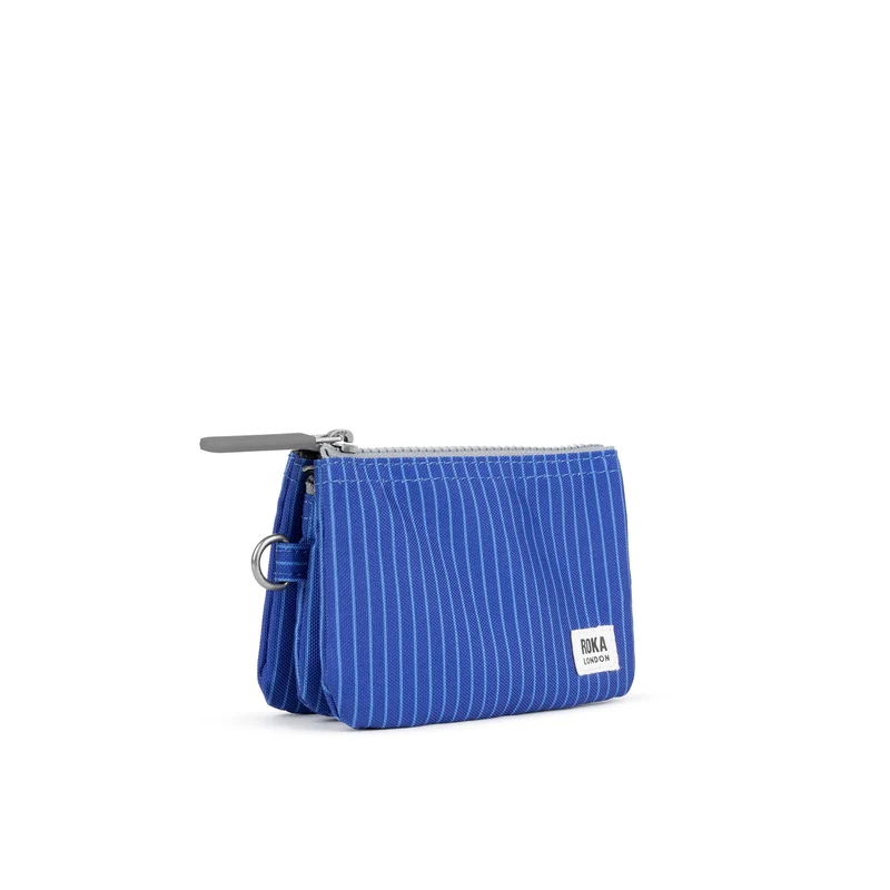 ROKA Carnaby Kleine Handtasche aus recyceltem Canvas in hellem Denim-Waschung