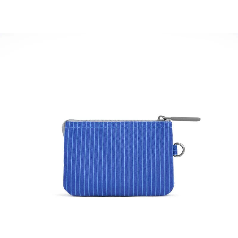 ROKA Carnaby Kleine Handtasche aus recyceltem Canvas in hellem Denim-Waschung