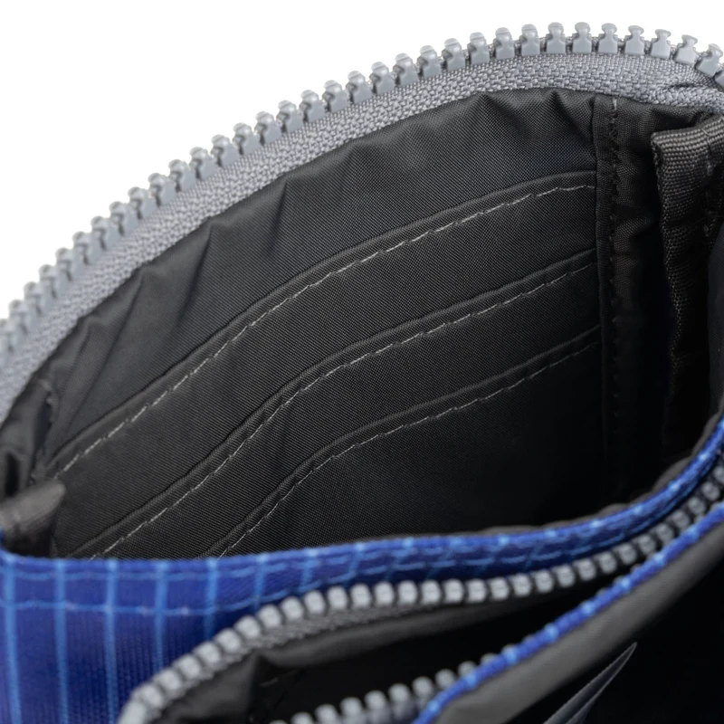 ROKA Carnaby Kleine Handtasche aus recyceltem Canvas in hellem Denim-Waschung