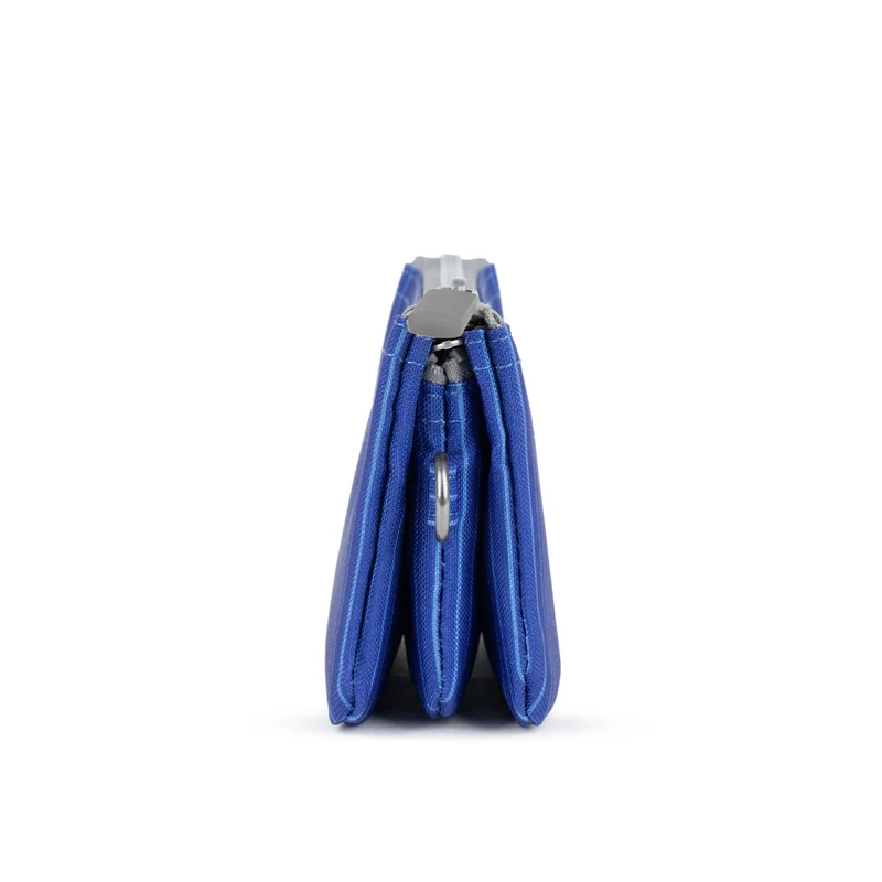 ROKA Carnaby Kleine Handtasche aus recyceltem Canvas in hellem Denim-Waschung