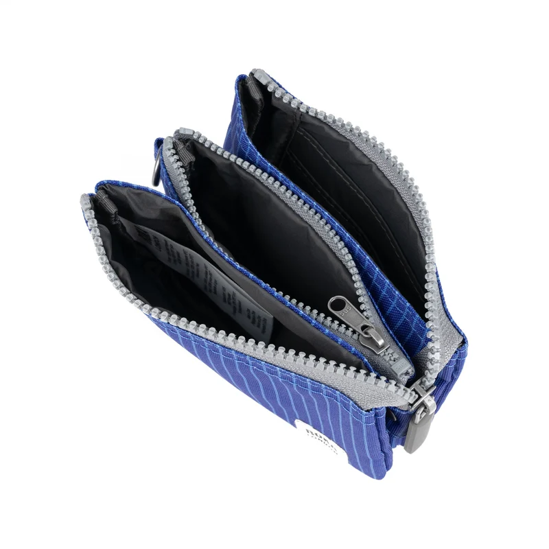 ROKA Carnaby Kleine Handtasche aus recyceltem Canvas in hellem Denim-Waschung