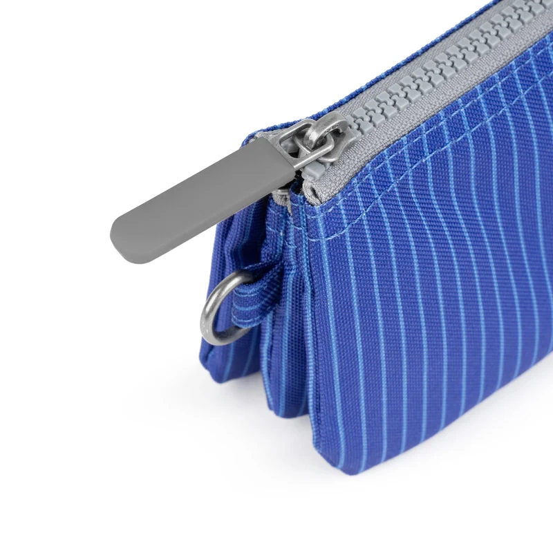 ROKA Carnaby Kleine Handtasche aus recyceltem Canvas in hellem Denim-Waschung
