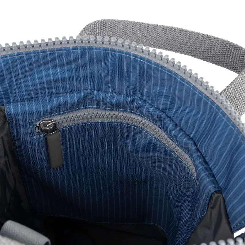 ROKA Bantry Kleine Tasche aus recyceltem Canvas, B Mid Denim Wash