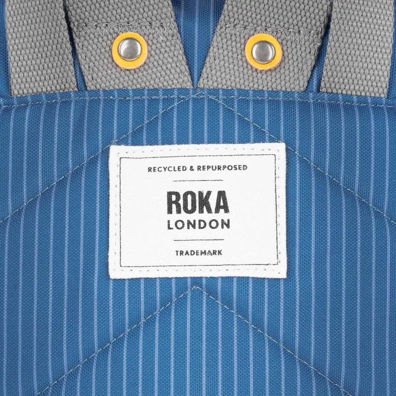 ROKA Bantry Kleine Tasche aus recyceltem Canvas, B Mid Denim Wash