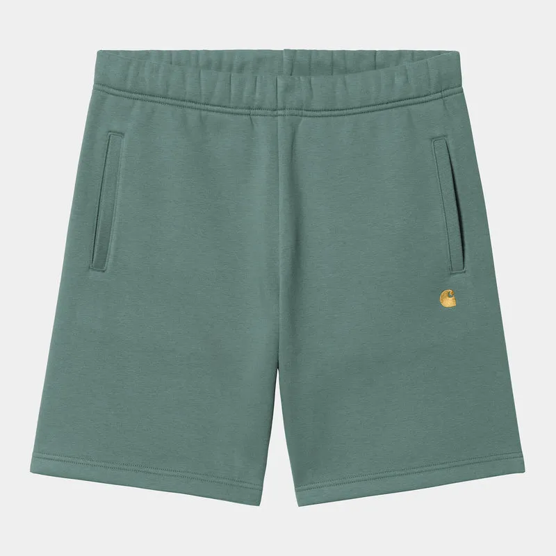 Carhartt WIP Herren Chase Sweat Shorts - Silber Kiefer / Gold
