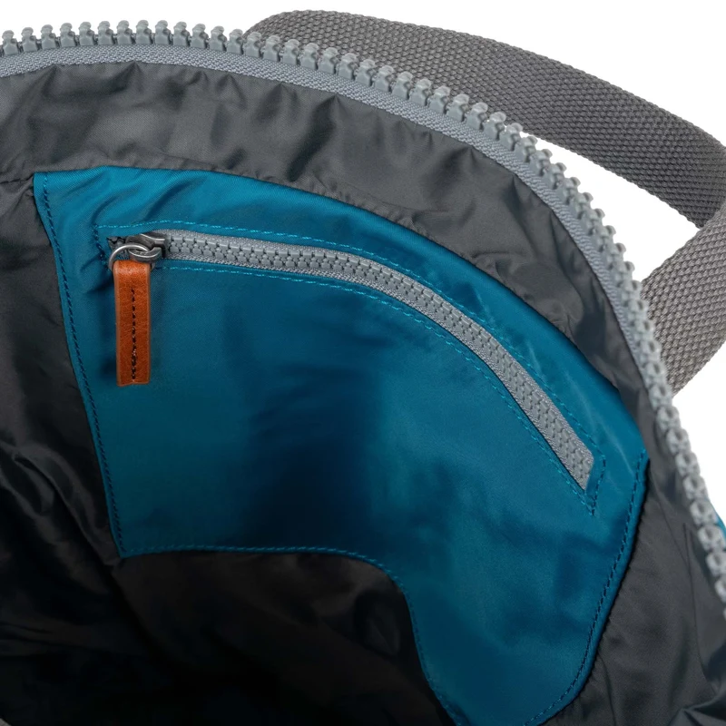 ROKA Canfield B Sapphire Medium Tasche aus recyceltem Nylon