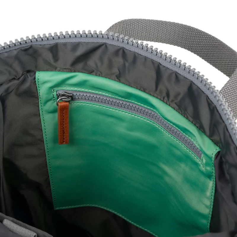 ROKA Canfield B Matcha Medium Beutel aus recyceltem Nylon