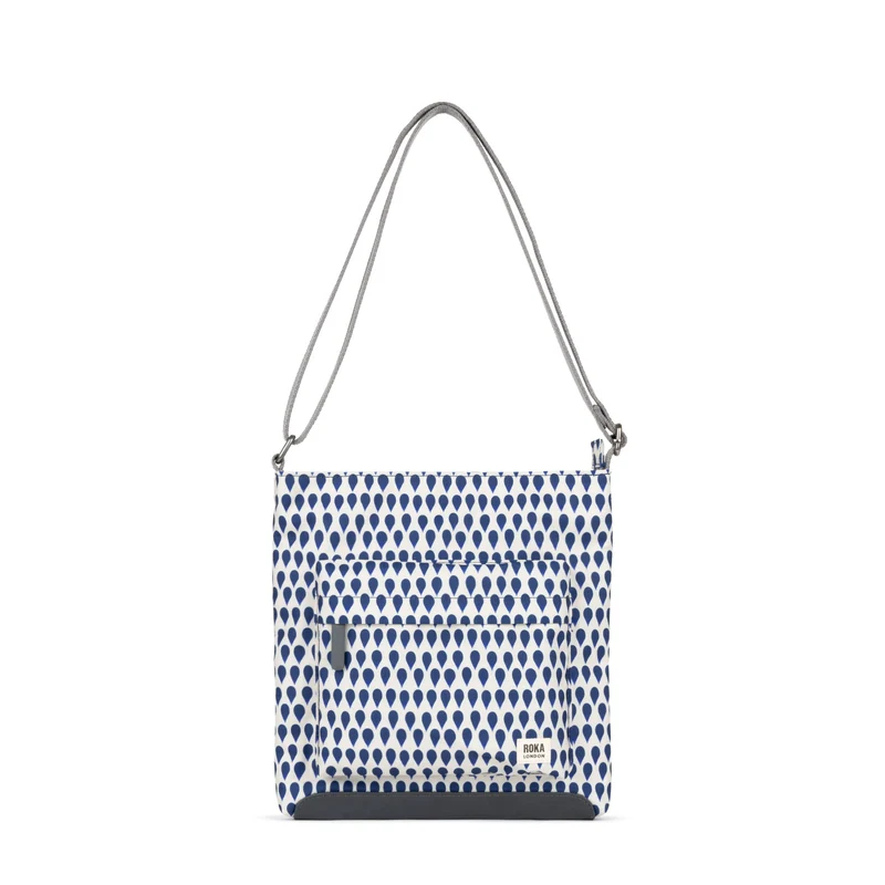 ROKA Kennington B Medium Tasche aus recyceltem Canvas - Denim Rain