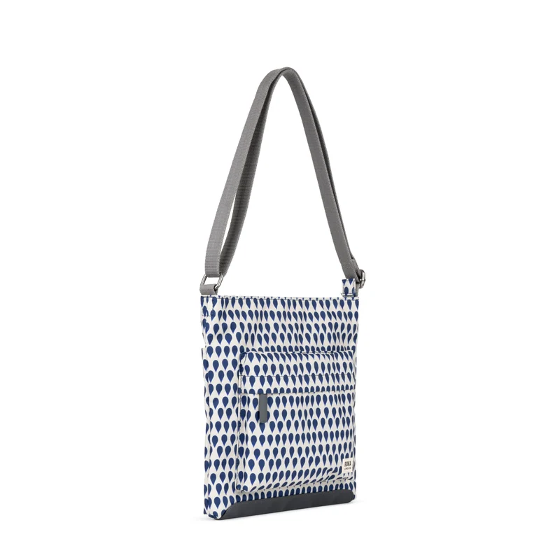ROKA Kennington B Medium Tasche aus recyceltem Canvas - Denim Rain