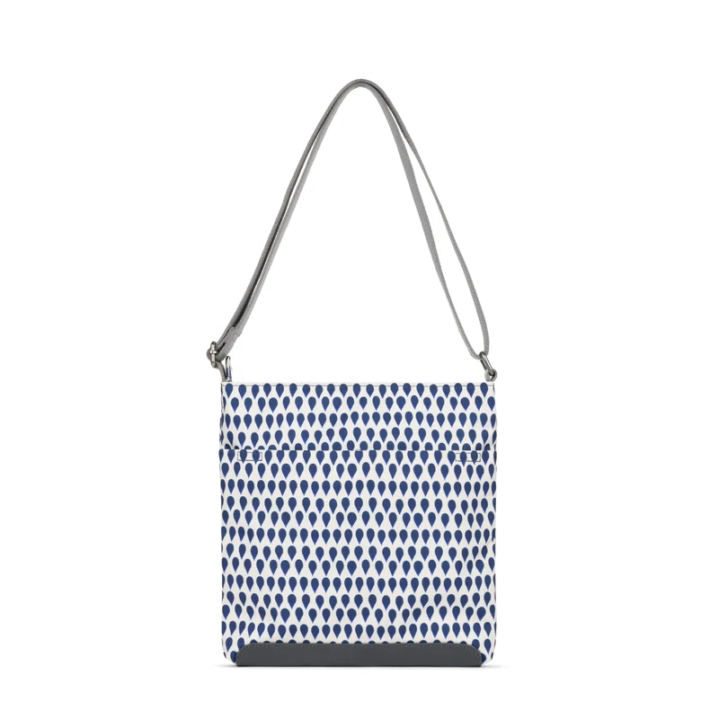 ROKA Kennington B Medium Tasche aus recyceltem Canvas - Denim Rain