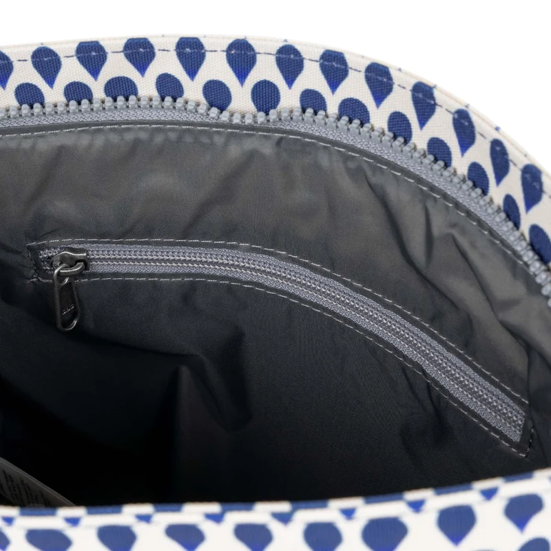 ROKA Kennington B Medium Tasche aus recyceltem Canvas - Denim Rain