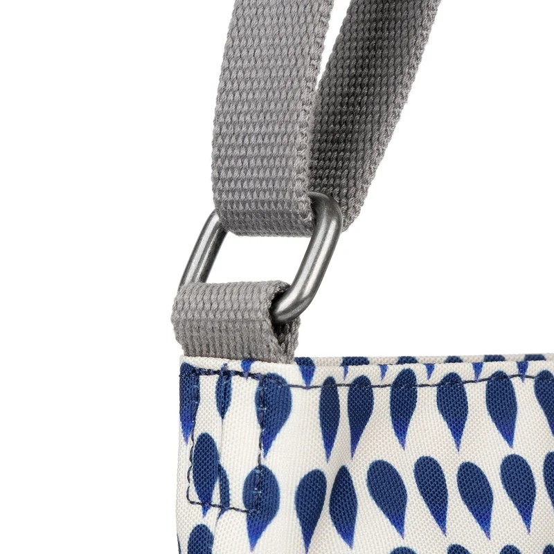 ROKA Kennington B Medium Tasche aus recyceltem Canvas - Denim Rain