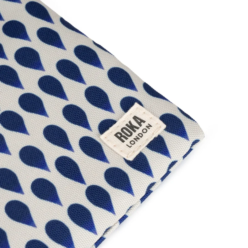 ROKA Chelsea Denim Rain Tasche aus recyceltem Canvas