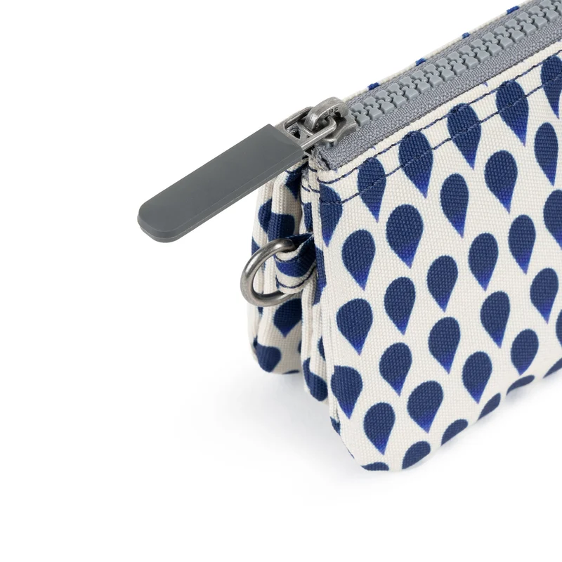 ROKA Carnaby Kleine Handtasche aus recyceltem Denim-Canvas