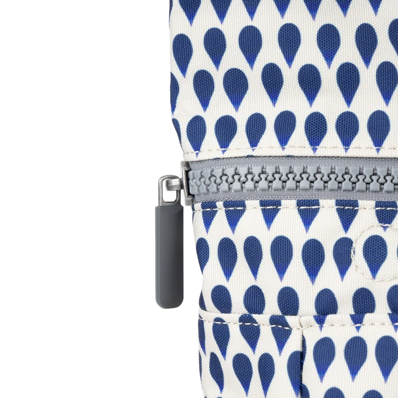 ROKA Canfield B Denim Rain Medium Tasche aus recyceltem Canvas