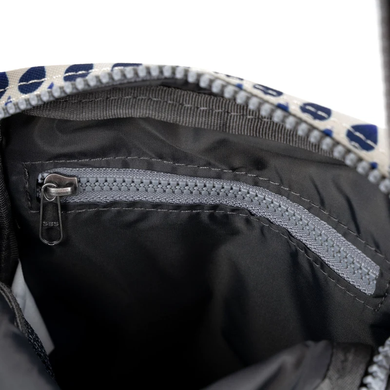 ROKA Bond Denim Rain Tasche aus recyceltem Canvas