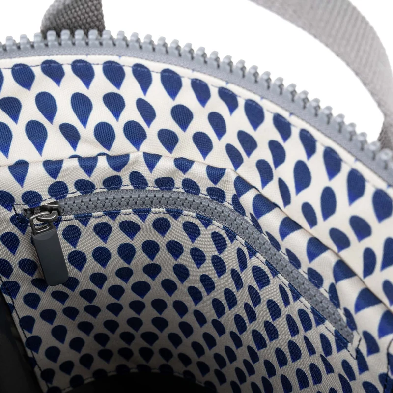 ROKA Bantry B Denim Rain Kleine Tasche aus recyceltem Canvas