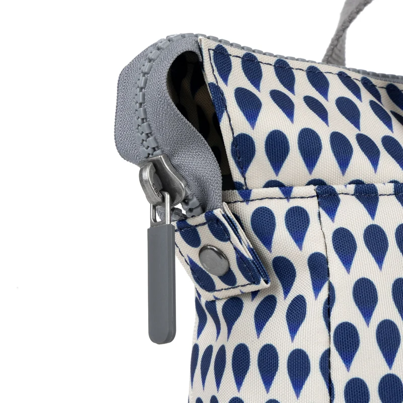 ROKA Bantry B Denim Rain Kleine Tasche aus recyceltem Canvas