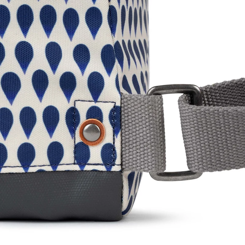 ROKA Bantry B Denim Rain Kleine Tasche aus recyceltem Canvas