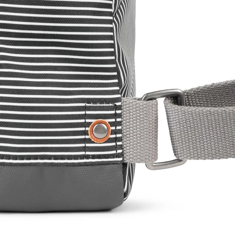 ROKA Bantry Kleine Tasche aus recyceltem Canvas mit gemischten Hickory-Streifen.