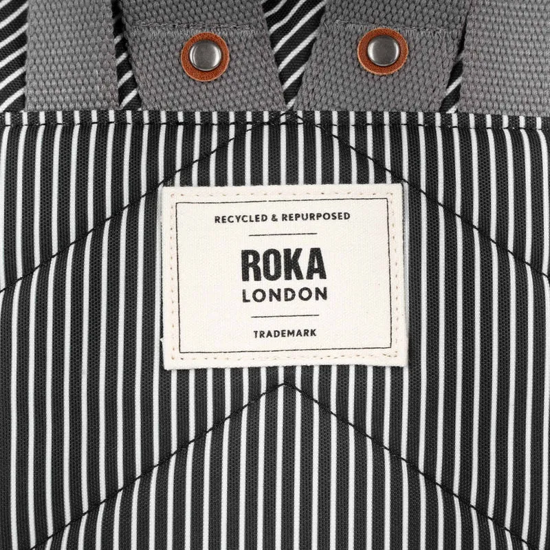 ROKA Bantry Kleine Tasche aus recyceltem Canvas mit gemischten Hickory-Streifen.