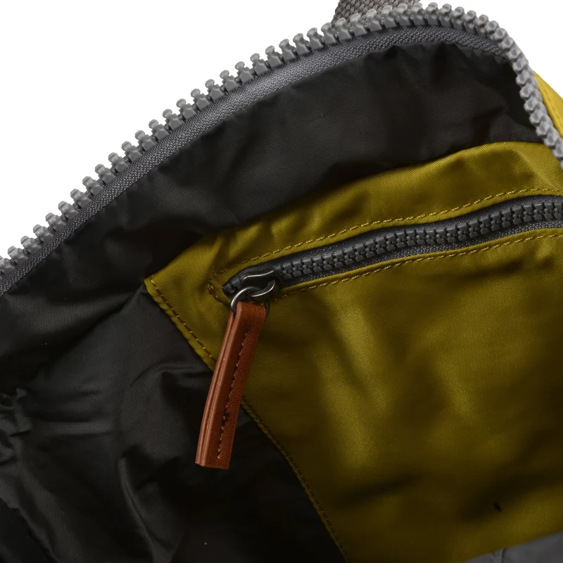 ROKA Canfield B Amber Medium Tasche aus recyceltem Nylon