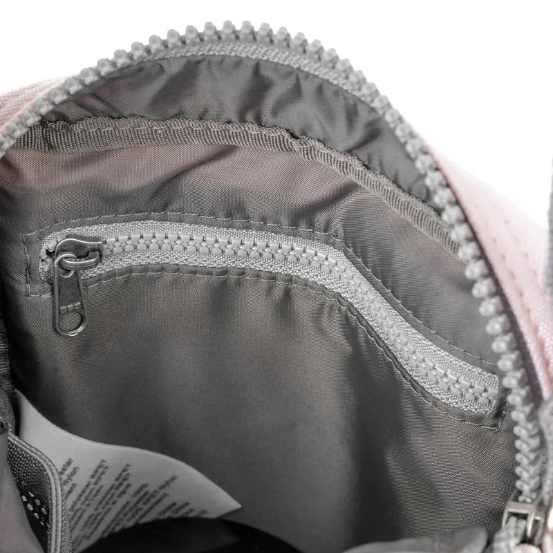 ROKA Bond Transzendente rosafarbene Tasche aus recyceltem Canvas