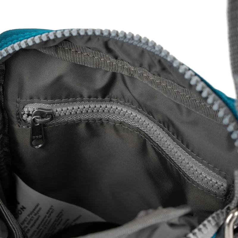 ROKA Bond Saphirfarbene Tasche aus recyceltem Canvas