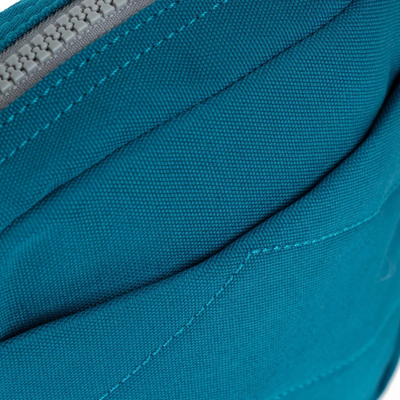 ROKA Bond Saphirfarbene Tasche aus recyceltem Canvas