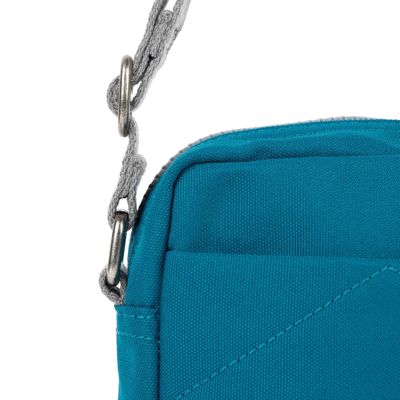 ROKA Bond Saphirfarbene Tasche aus recyceltem Canvas