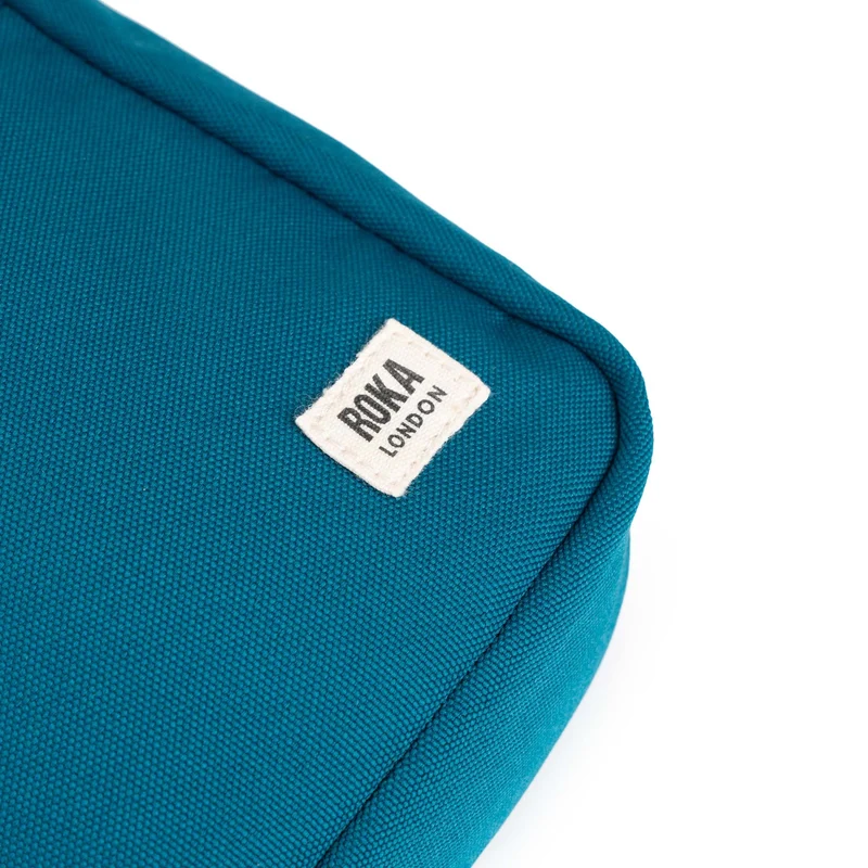 ROKA Bond Saphirfarbene Tasche aus recyceltem Canvas