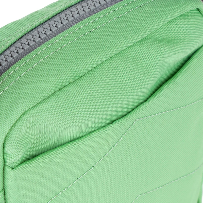 ROKA Bond Pfefferminzfarbene Tasche aus recyceltem Canvas