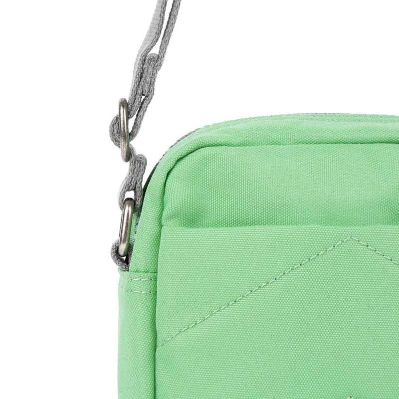 ROKA Bond Pfefferminzfarbene Tasche aus recyceltem Canvas
