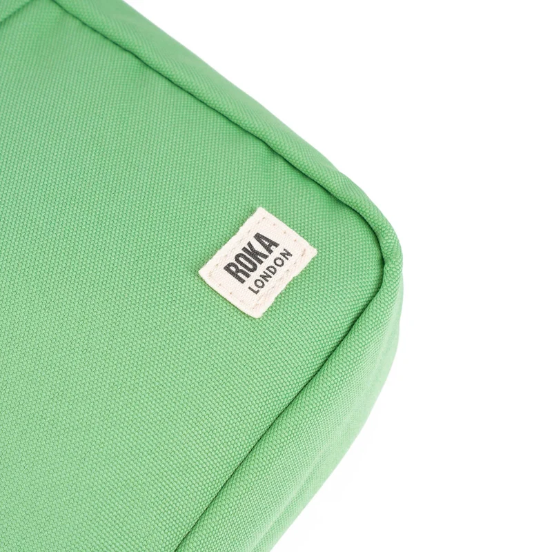 ROKA Bond Pfefferminzfarbene Tasche aus recyceltem Canvas