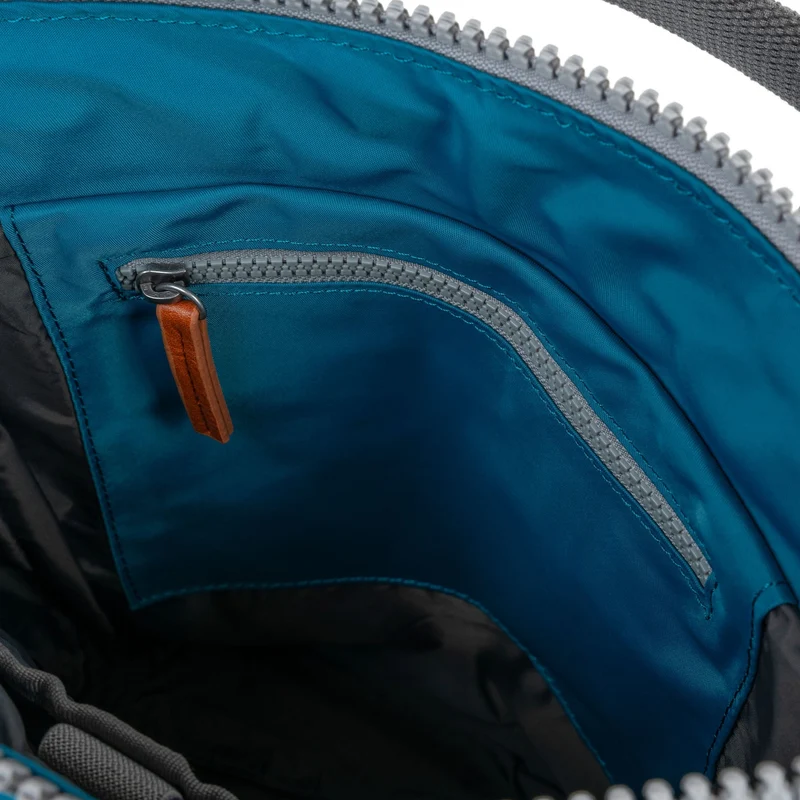ROKA Bantry B Sapphire Kleine Tasche aus recyceltem Nylon