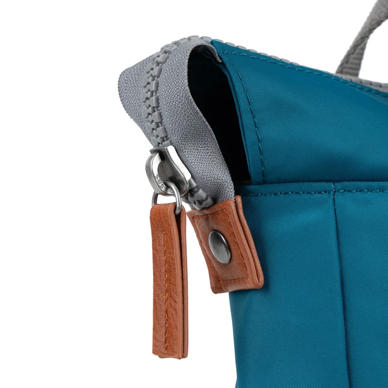 ROKA Bantry B Sapphire Kleine Tasche aus recyceltem Nylon