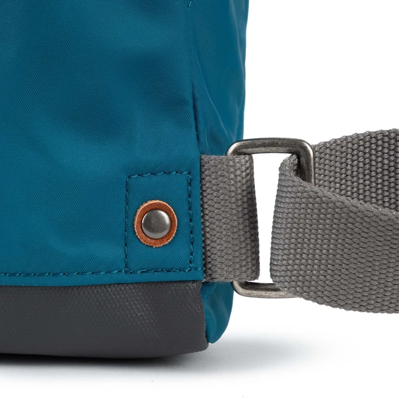 ROKA Bantry B Sapphire Kleine Tasche aus recyceltem Nylon