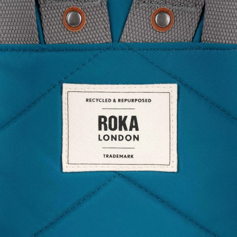 ROKA Bantry B Sapphire Kleine Tasche aus recyceltem Nylon