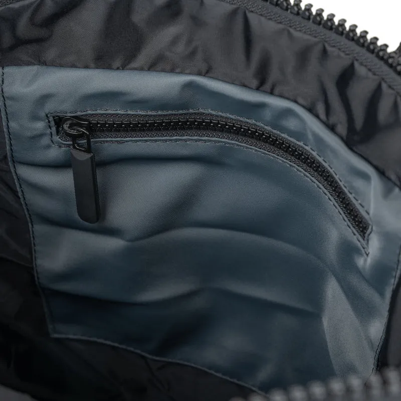 ROKA Black Label Camden J Tasche aus recyceltem Nylon - Rauch